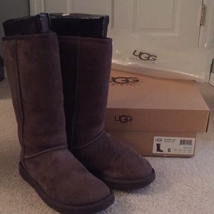 Ugh Woman’s classic tall boots size 6 Chocolate